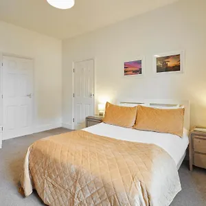 Host & - Fox's Hideout Apartment